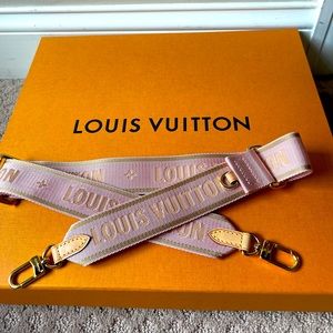 LV multi pochette accessories strap rose authentic